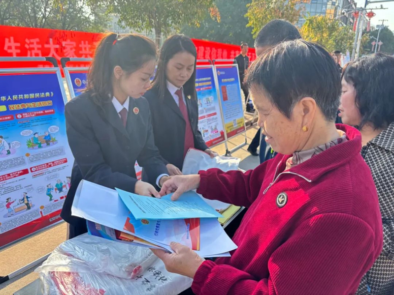 华州区人民检察院开展平安建设宣传活动。