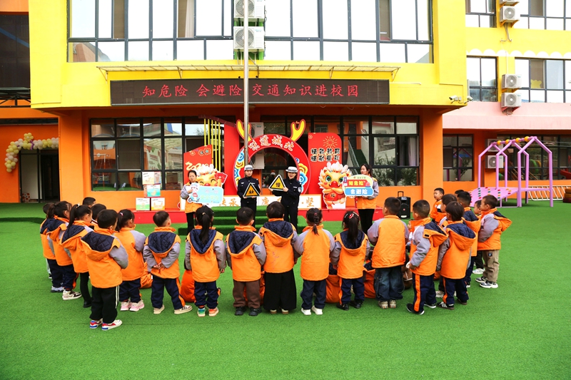 潼关交警到辖区城北幼儿园，为小朋友们上好一节“知危险 会避险”交通安全课。
