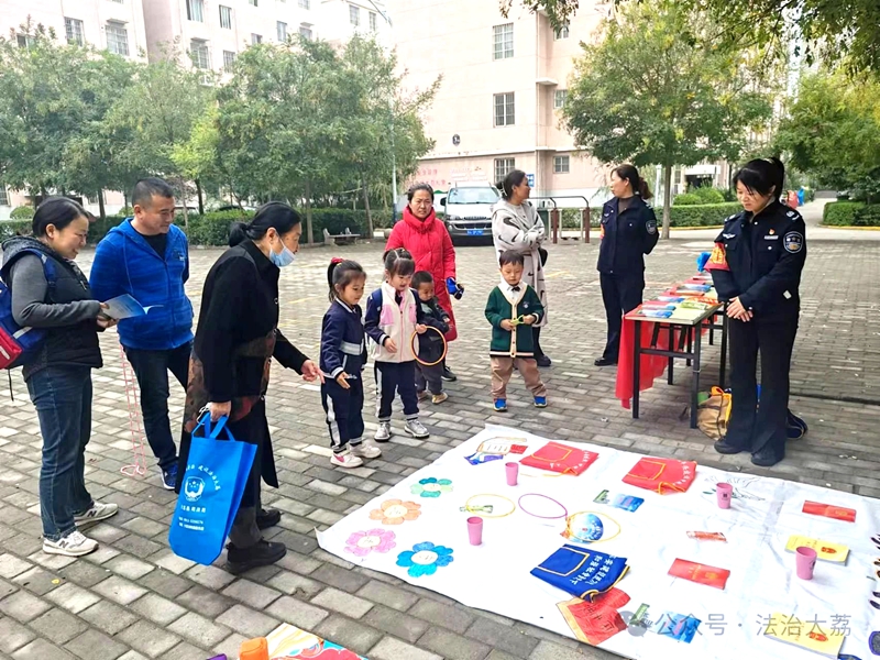 大荔县司法局开展平安建设宣传活动。