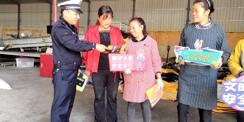 大荔公安交警走进辖区快递公司开展冬季道路交通安全宣传。