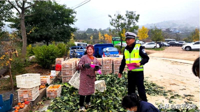 富平交警走进田间地头，向广大农户进行交通安全宣传教育。