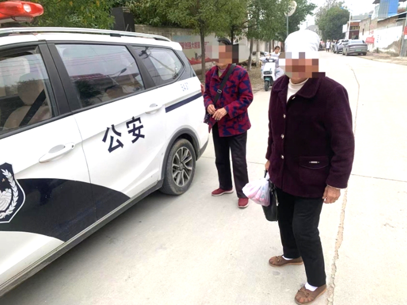 八旬闺蜜逛街迷路，华阴民警暖心送回家。