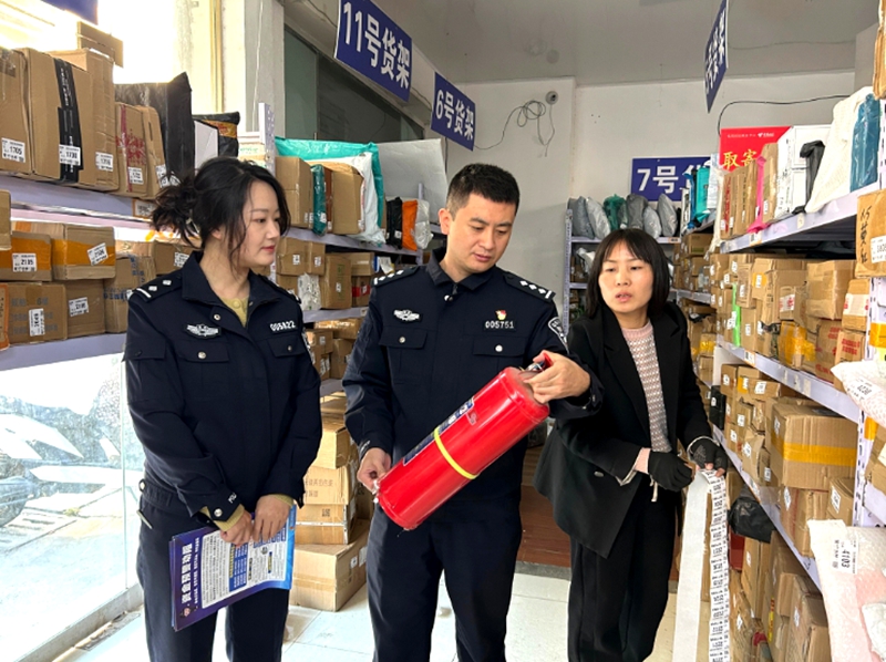 华阴公安对辖区物流寄递业开展安全检查。