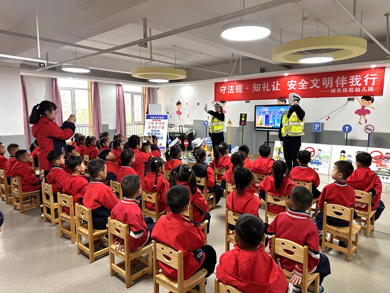 韩城交警走进幼儿园开展秋冬季交通安全常识宣讲。