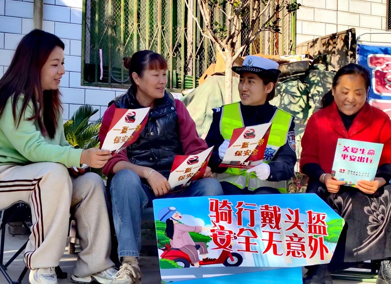 蒲城公安交警持续开展“千村宣教”交通安全宣传活动。