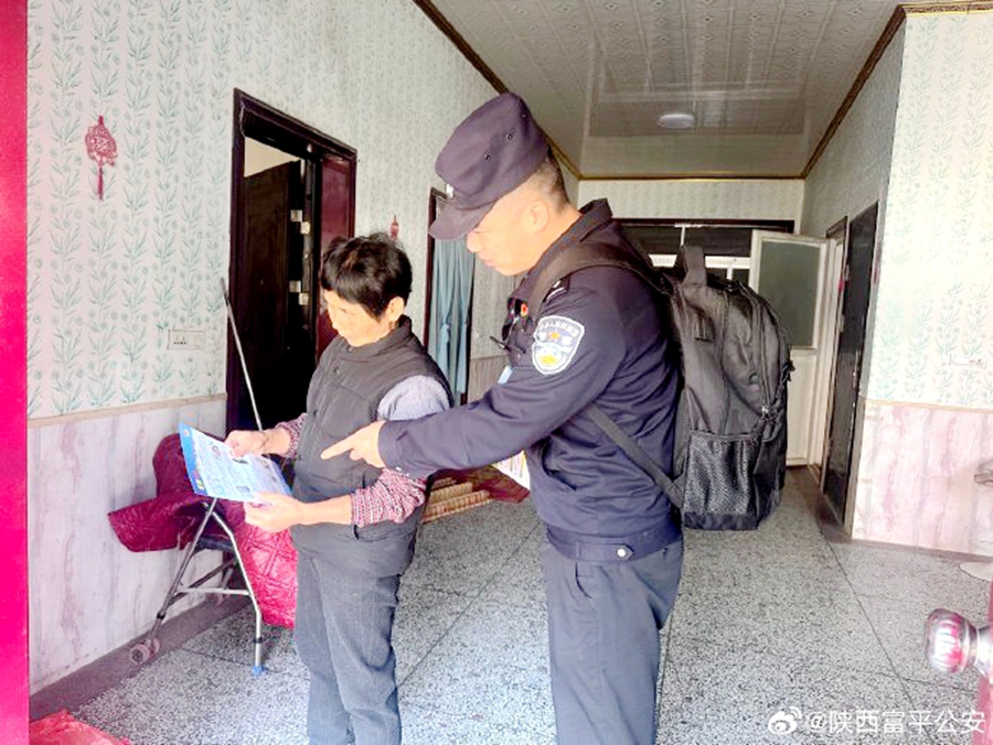 富平公安留古派出所民警深入辖区开展反诈宣传。