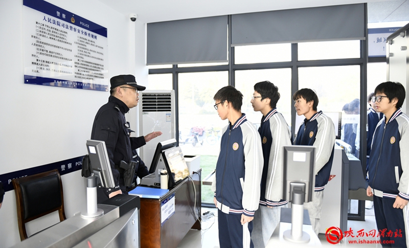 11月6日，渭南技师学院50余名师生走进渭南市中级人民法院开展司法课堂活动。记者 许艾学 摄