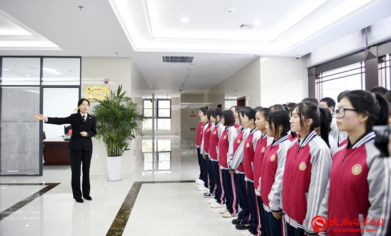 11月6日，渭南技师学院50余名师生走进渭南市中级人民法院开展司法课堂活动。记者 许艾学 摄1