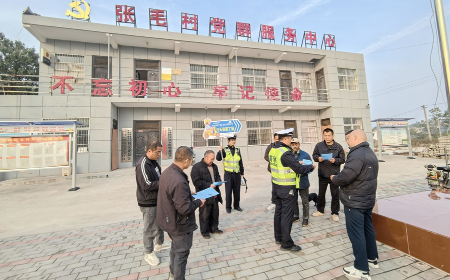临渭交警走进张毛村宣传交通安全。