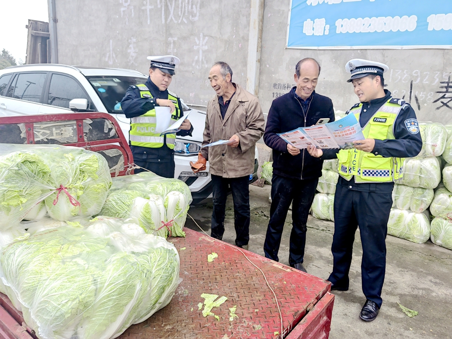 华州公安交警深入蔬菜收菜点开展冬季交通安全宣传活动。