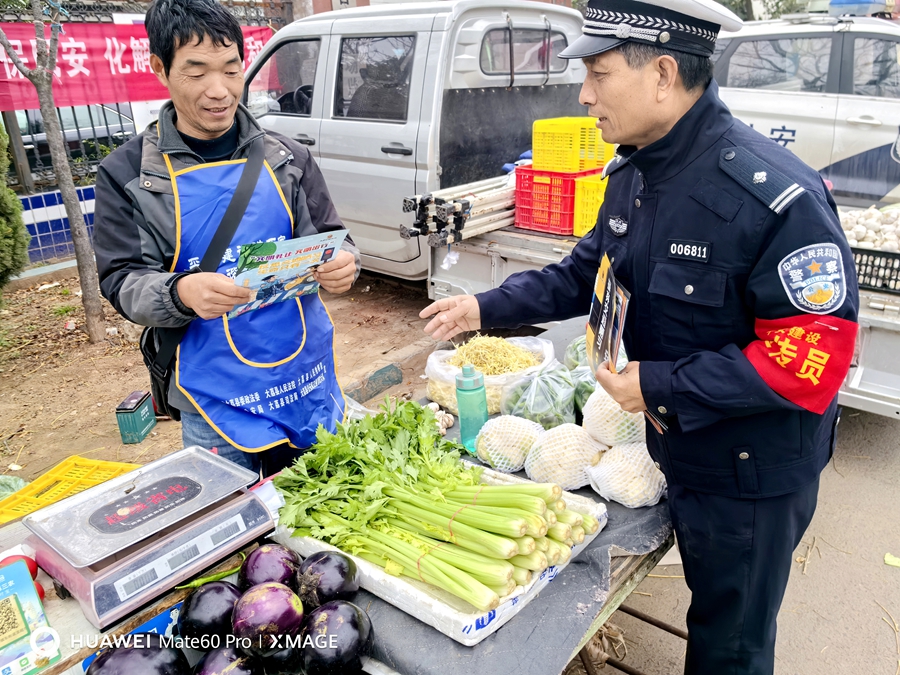 大荔公安交警深入公路沿线村镇集会开展交通安全宣传教育活动。