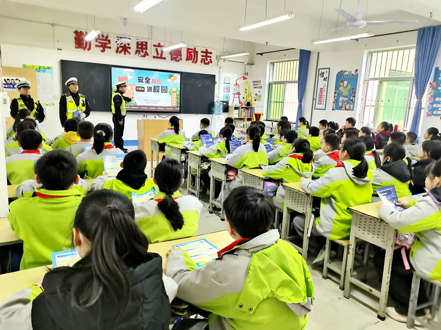 高交大队渭蒲中队民警走进白水县东风小学开展“交通安全知识进校园”活动。