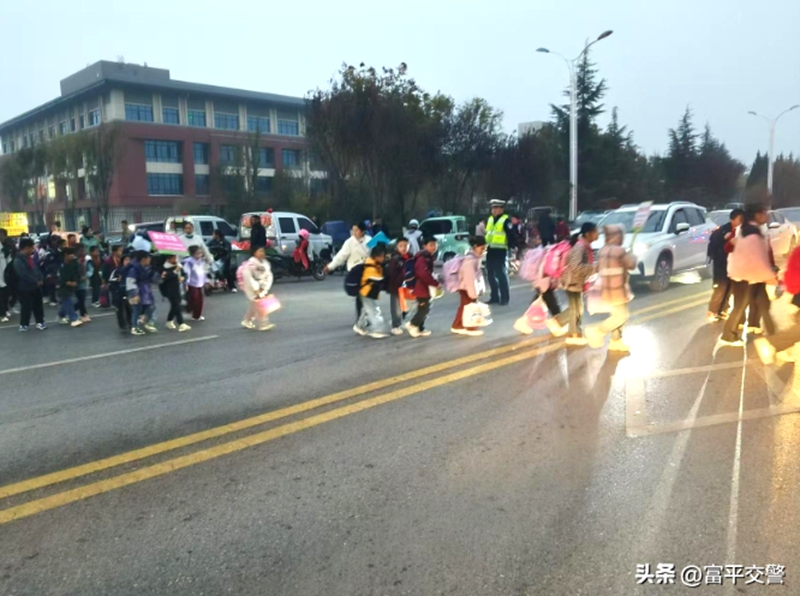 富平交警城区一中队在辖区各学校门前设立“护学岗”，护送学生安全通行。