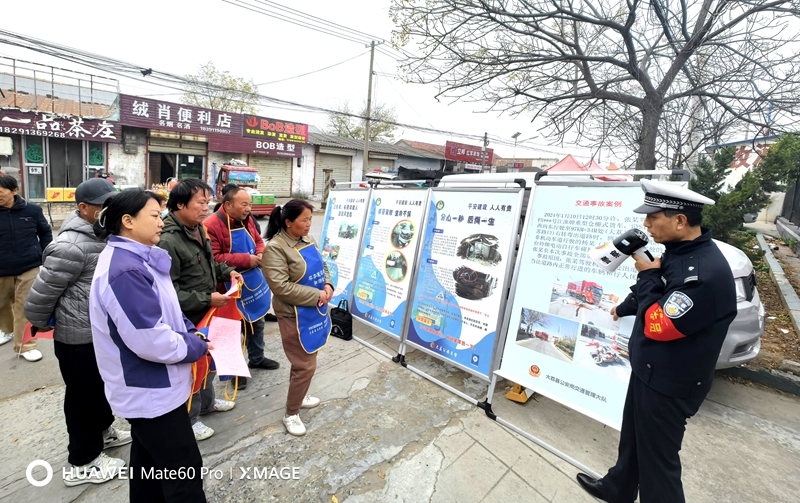 11月13日，大荔公安交警持续在辖区开展丰富多彩的平安建设宣传活动。
