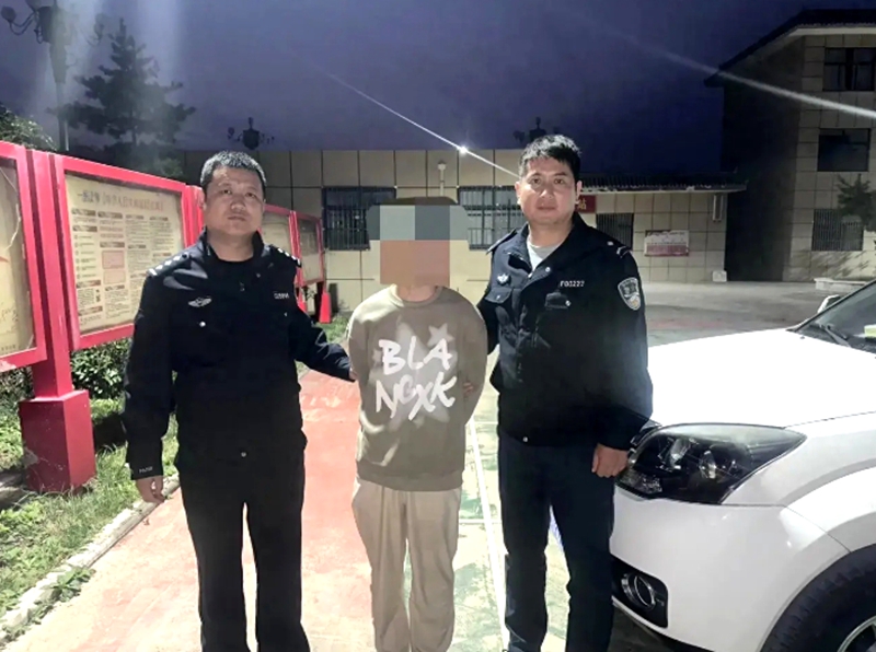 华阴公安城关派出所成功抓获一名网上逃犯。