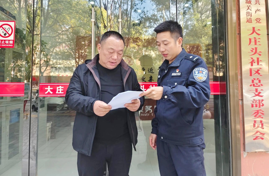 合阳县公安局金水派出所民警深入辖区开展“两代表一委员”走访活动.