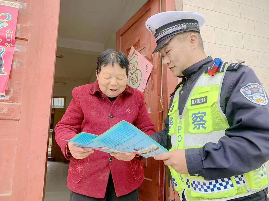 华州公安交警走进村庄开展冬季交通安全宣传活动。