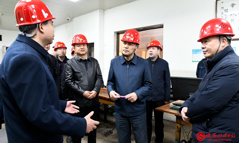 市委常委、市委政法委书记刘凯深入白水县督导督办重点工作。图为在新元发电有限公司了解企业环保、集中供热、安全生产等工作。记者 许艾学 摄
