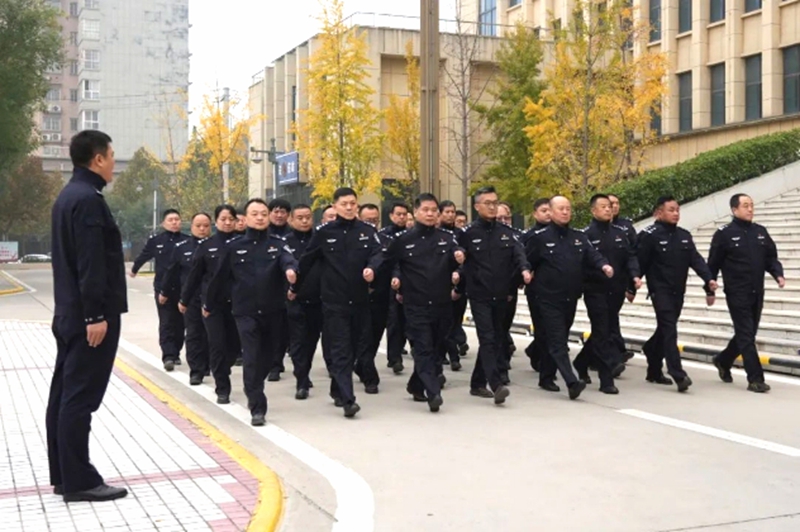 大荔公安民警积极参加礼仪队列训练。