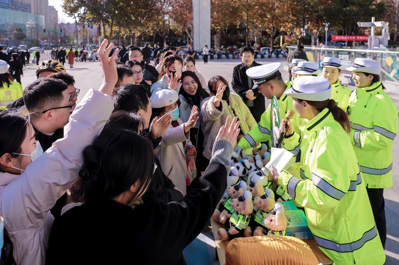 韩城公安交警隆重举行第十三个122“全国交通安全日”启动仪式。