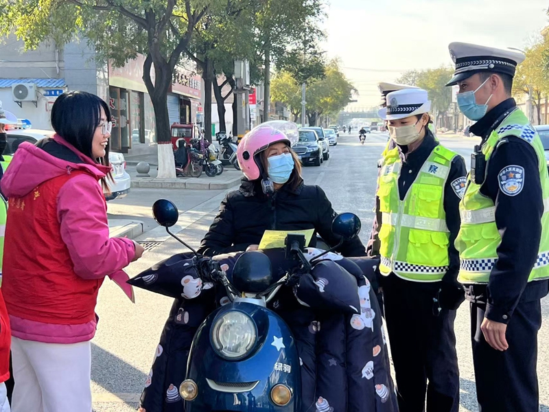 富平县公安局交警大队联合多部门开展122“全国交通安全日”系列主题宣传活动。