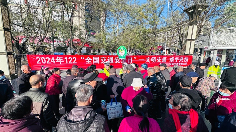 合阳县公安局交警大队在县中心广场开展122“全国交通安全宣传日”主题活动。