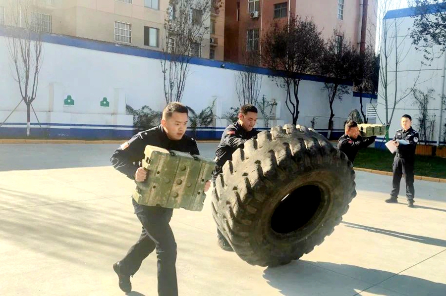 华州公安巡特警扎实开展综合体能训练。