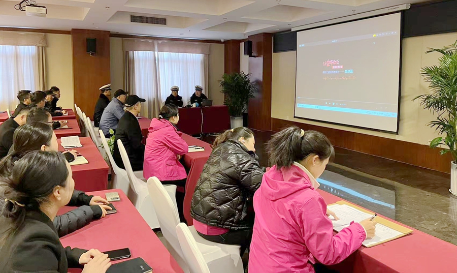 潼关交警开展交通安全知识进企业宣传培训活动。