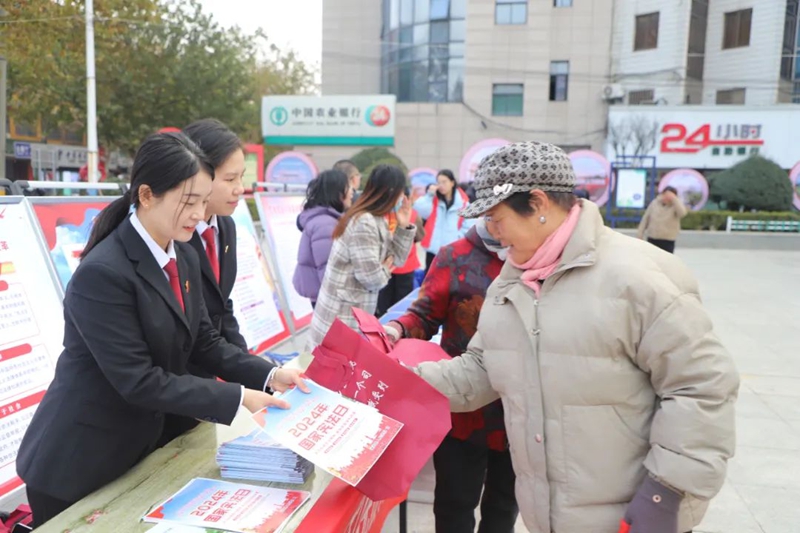 1 潼关法院组织干警开展“国家宪法日”集中宣传活动。