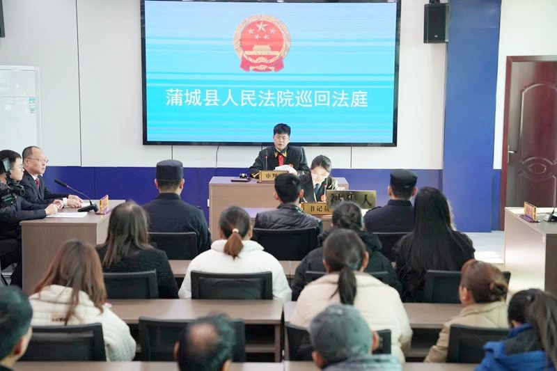 3 蒲城法院在驾校公开开庭审理一起危险驾驶罪案件。