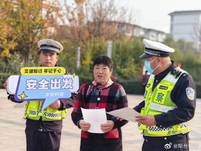 华州公安交管大队走进辖区瓜坡镇开展交通安全宣传活动。
