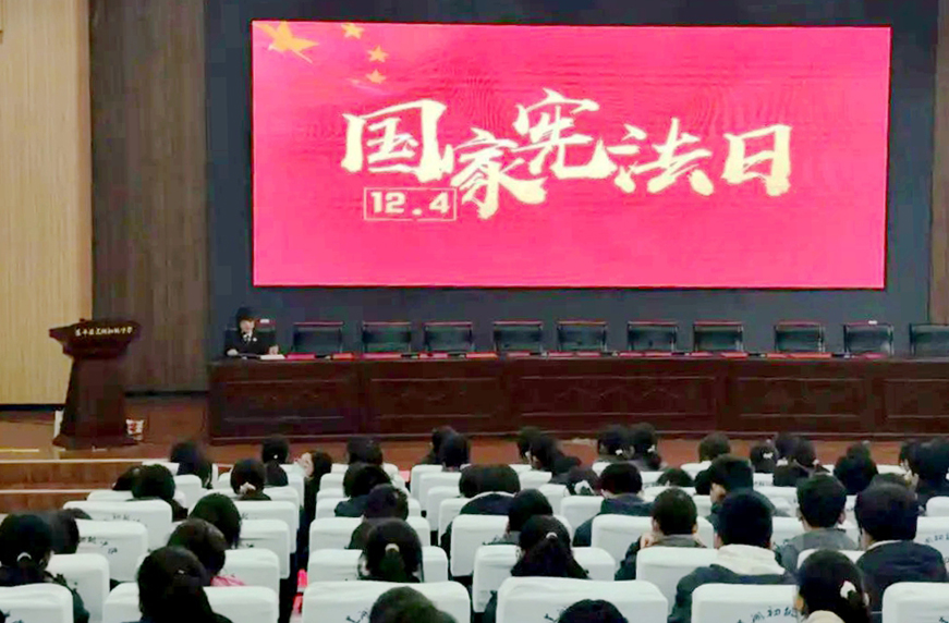 富平县人民检察院法治副校长走进莲湖中学开展法治进校园活动.
