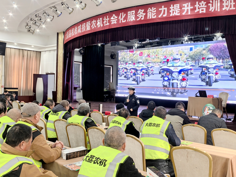 大荔交警对农机车辆驾驶员开展交通安全宣传。