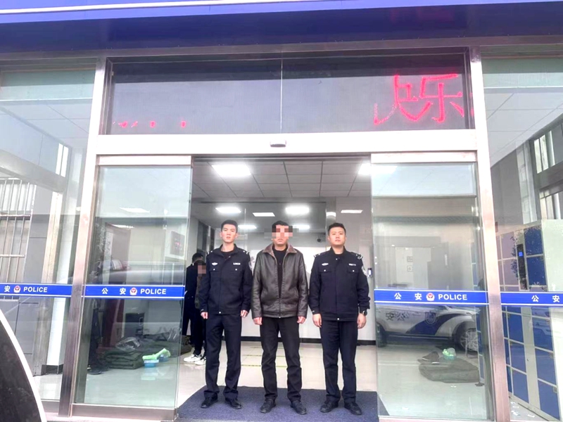 临渭公安规劝一名网上逃犯投案自首。