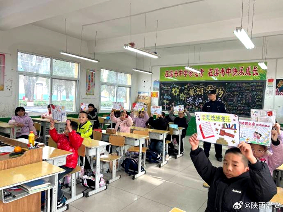 富平曹村派出所在学校开展宪法宣传活动.