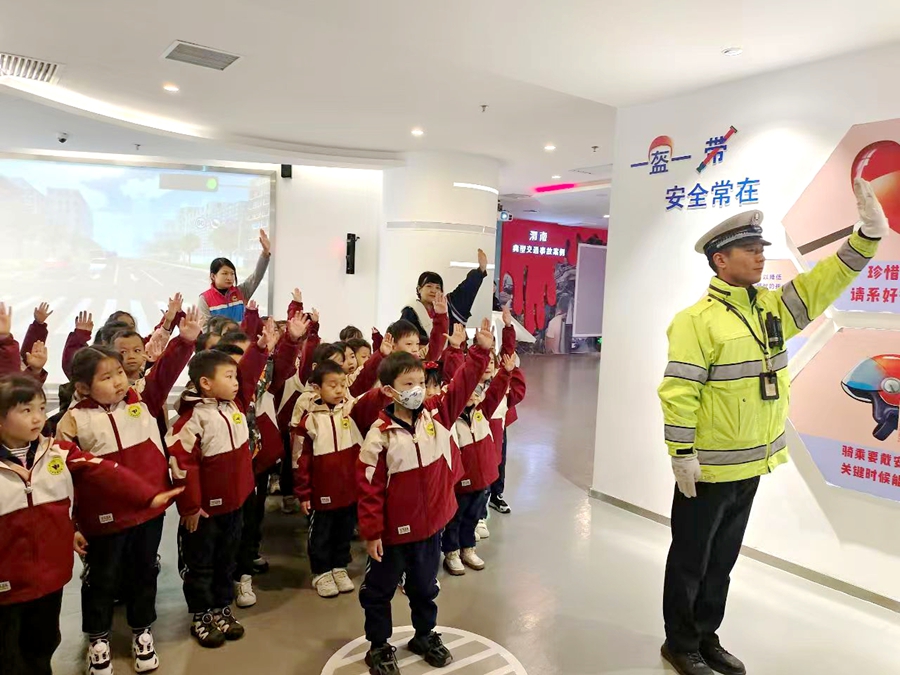 临渭交警带幼儿走进交通安全教育基地开启交通安全体验课。