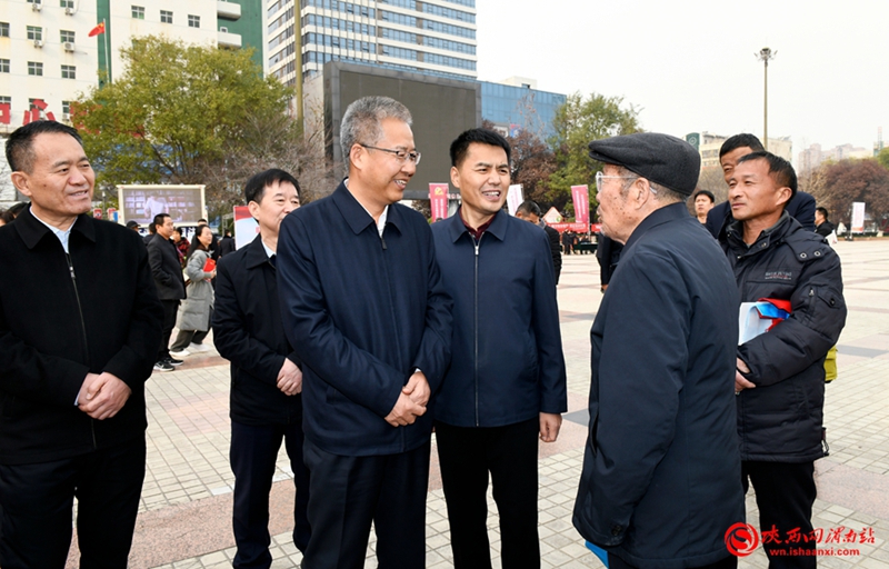 12月4日，渭南市2024年“12·4”国家宪法日集中宣传活动在市中心广场举办。图为市长、市委全面依法治市委员会副主任陈晓勇与现场群众交谈。记者 许艾学 摄