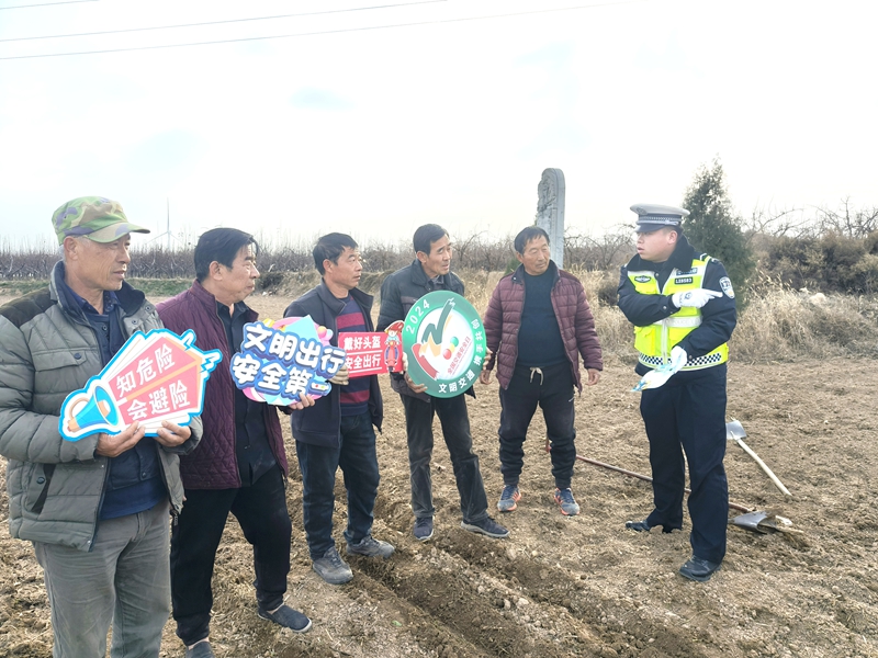 大荔县公安局交通管理大队民警深入辖区村庄和田间地头开展“美丽乡村行”交通安全宣传。