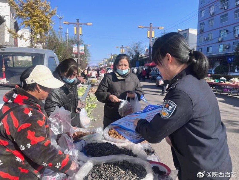 韩城公安西庄派出所民辅警走进西庄镇逢七大集进行平安建设宣传。