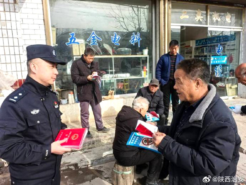 富平公安老庙派出所深入辖区开展宪法宣传周活动。