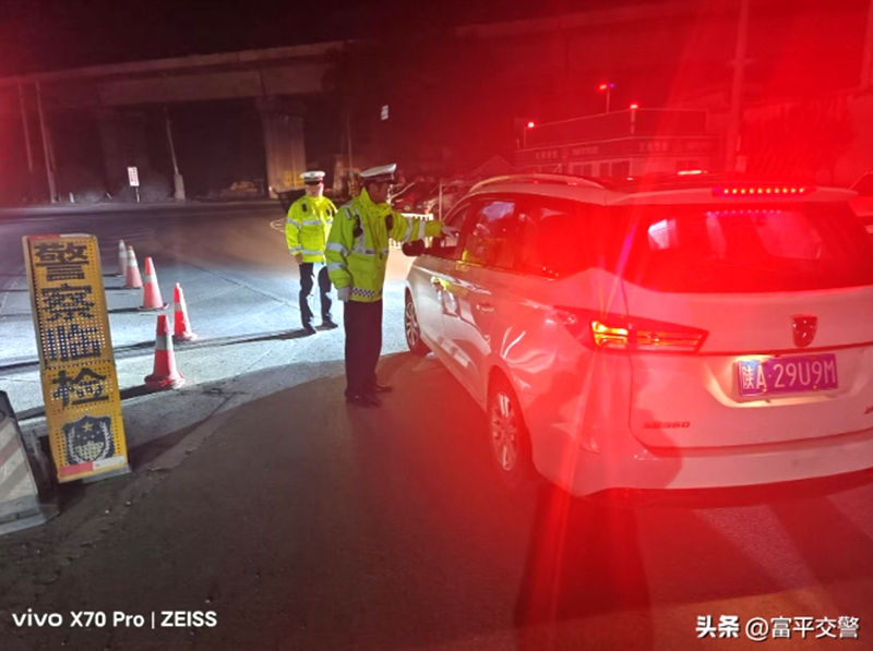 富平交警开展“黎明行动”，严查交通违法。