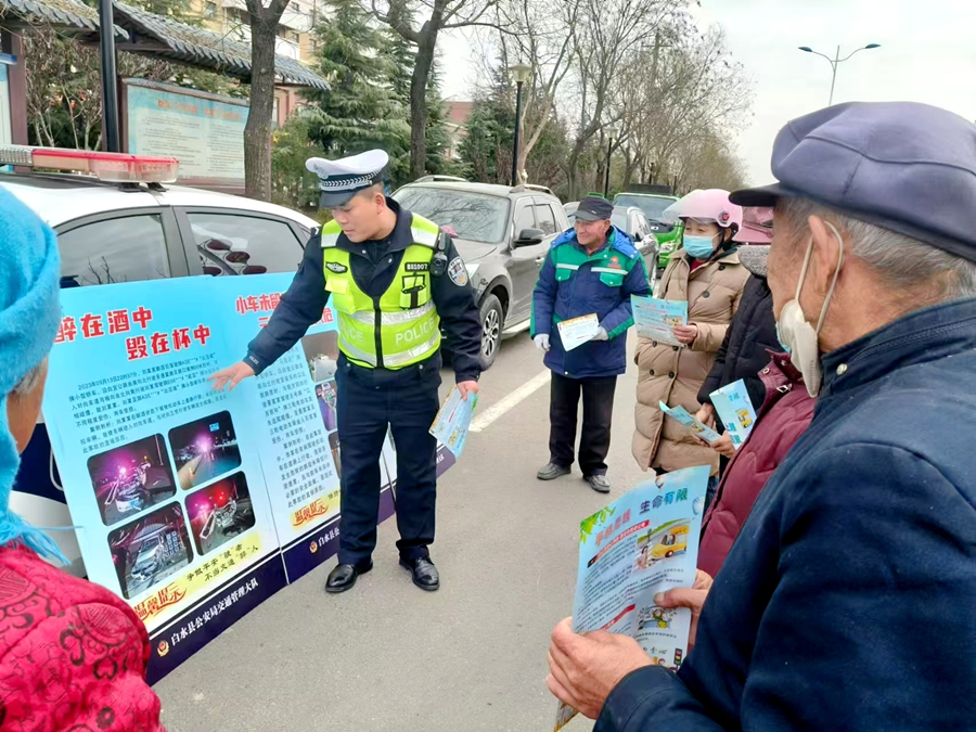 白水交警积极开展冬季道路交通安全宣传活动。