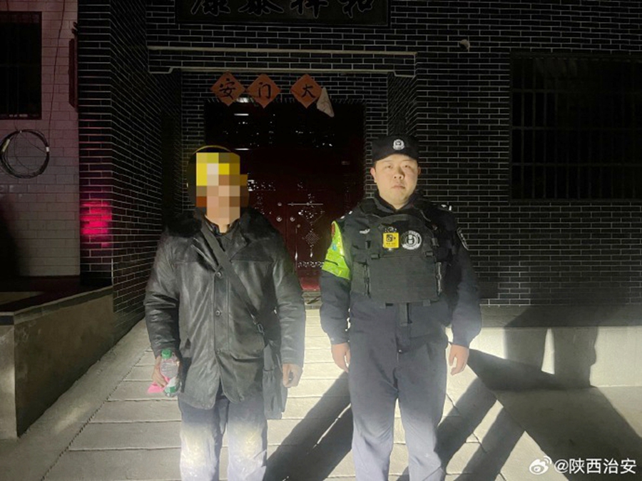 合阳公安暖心守护走失老人并将其安全送回家中。