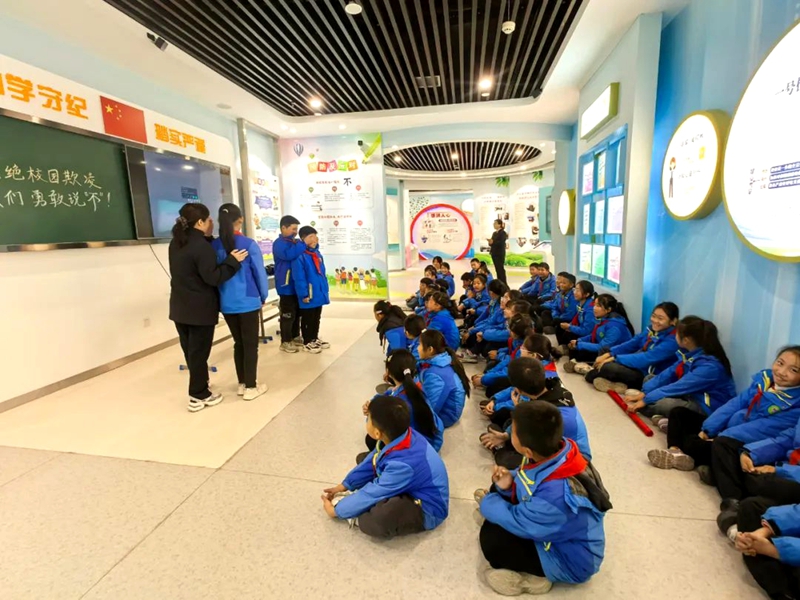 富平县齐村镇和平小学师生走进富平县青少年法治教育基地。