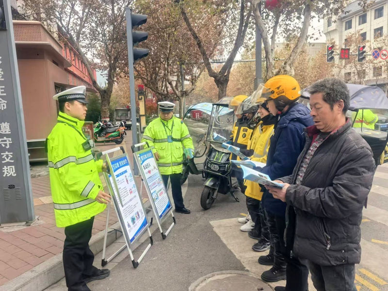 韩城公安交警开展冬季交通安全宣传活动。