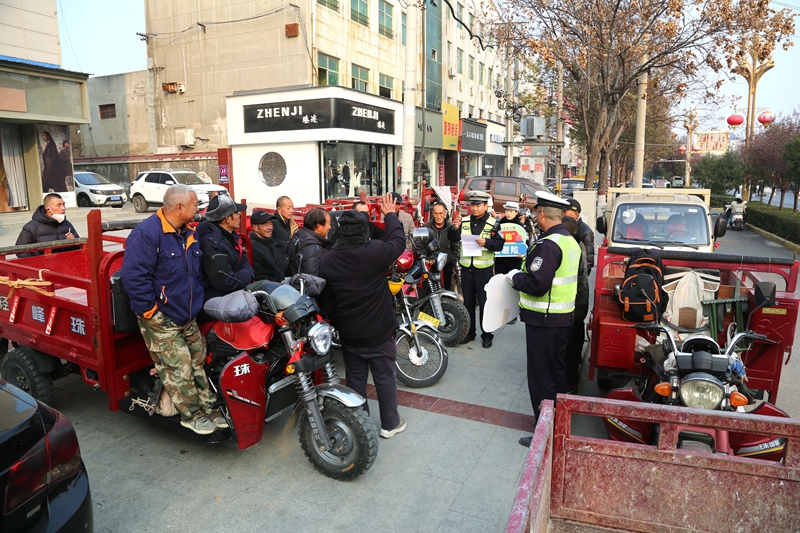 潼关交警开展“平安骑行，幸‘盔’有你”交通安全宣传活动。