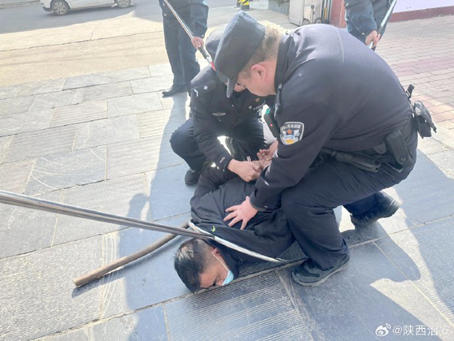 富平留古派出所开展辖区校园应急防暴演练。