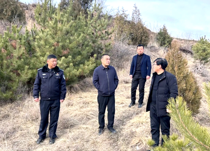 白水公安尧禾派出所与尧禾镇政府联合开展冬季巡林护林专项工作。
