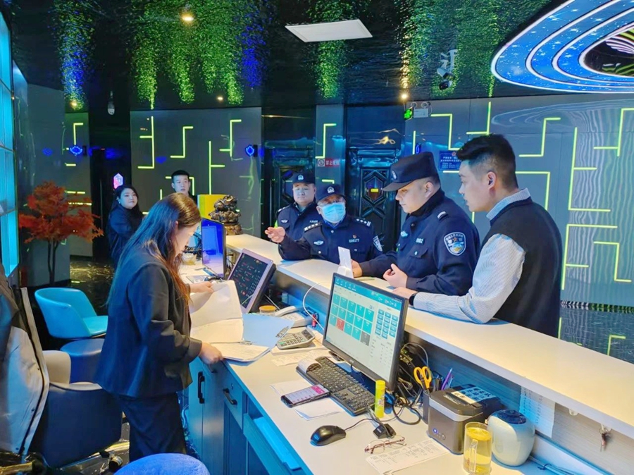 合阳县公安局金水派出所组织警力开展夜间治安清查行动。
