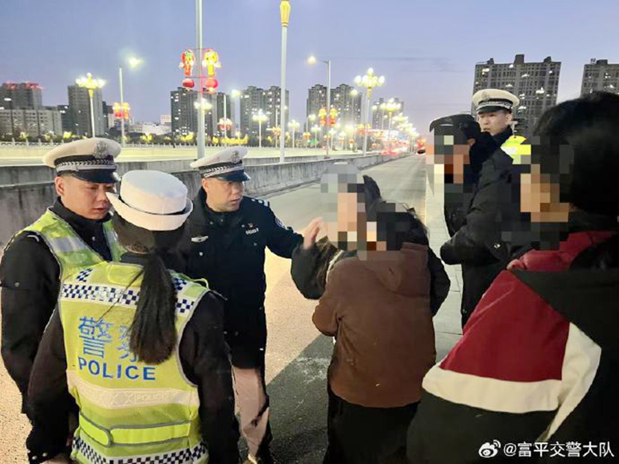 富平交警巡逻途中及时化解一安全隐患.